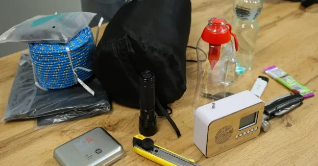 Nie ma uniwersalnego plecaka ewakuacyjnego. Każdy z nas musi przestudiować listę zalecanego wyposażenia, zastanowić się, co z niej jest niezbędne, co można zredukować, a czego nie ma w wykazie, a bez czego się nie obejdzie – podkreśla Grzegorz Cieślak, ekspert ds. sytuacji kryzysowych.