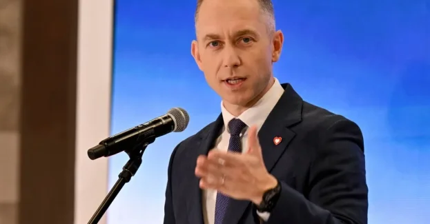 Około 200 mld zł zainwestowane w modernizację polskiej armii to szansa na rozwój polskich fabryk, jaka może się już nie zdarzyć - podkreślił wiceszef MON Cezary Tomczyk. Dodał, że w tym celu część przetargów jest dzielona na małe zamówienie, żeby móc je realizować w polskich zakładach.